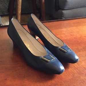 Ferragamo 80s navy blue pumps
